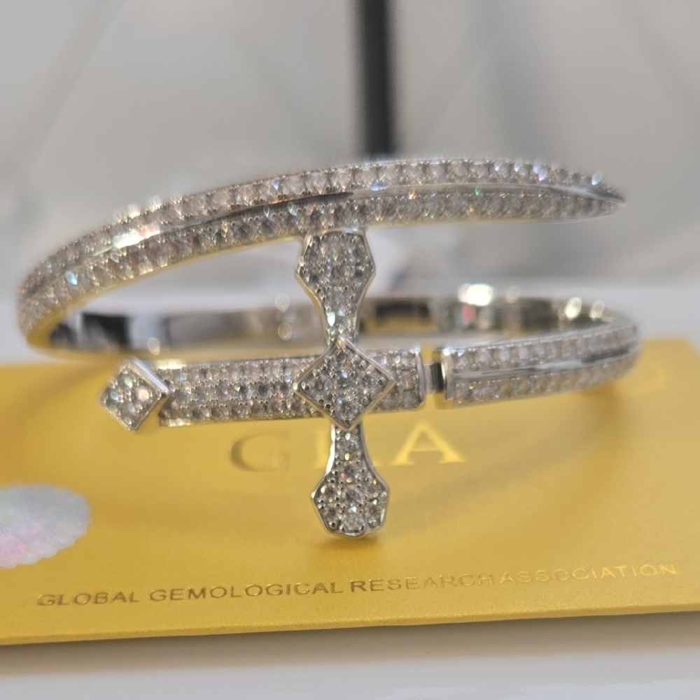 Elegant Silver Bracelet with Cross Design. Moissnate, 8.86 TWK. GRA CARD.